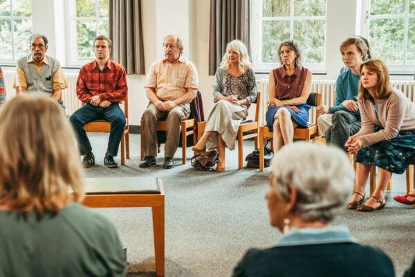 In der Nachsorgegruppe helfen die Betroffenen einander unter der Leitung einer Psychologin bei der Bewältigung ihrer posttraumatischen Belastungsreaktionen.